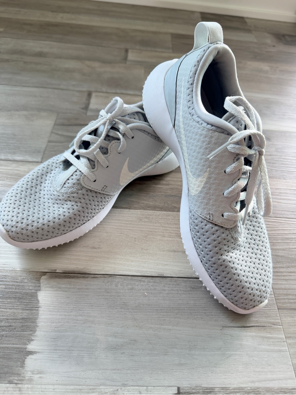 Nike Roshe Spikeless Women’s golf shoes (6.5)